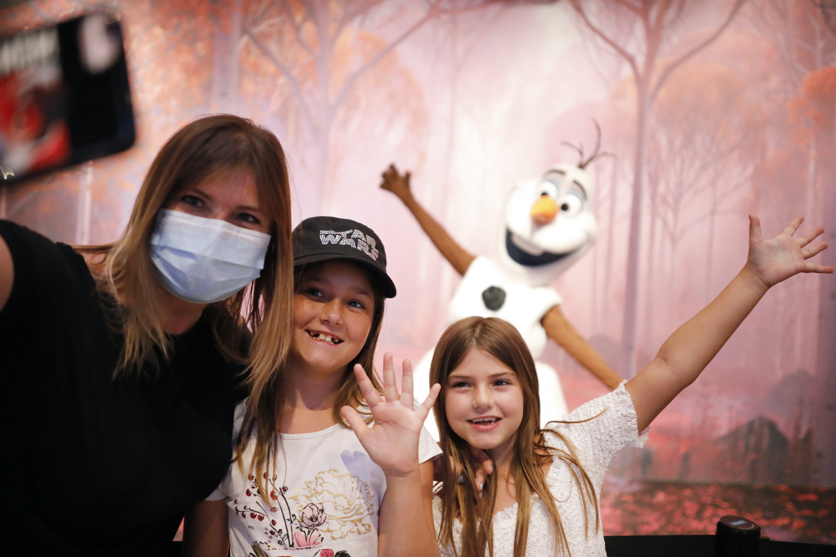 La nuova normalità di Disneyland Paris: mascherine e selfie con i personaggi. La magia? È garantita La nuova normalità di Disneyland Paris: mascherine e selfie con i personaggi. La magia? È garantita