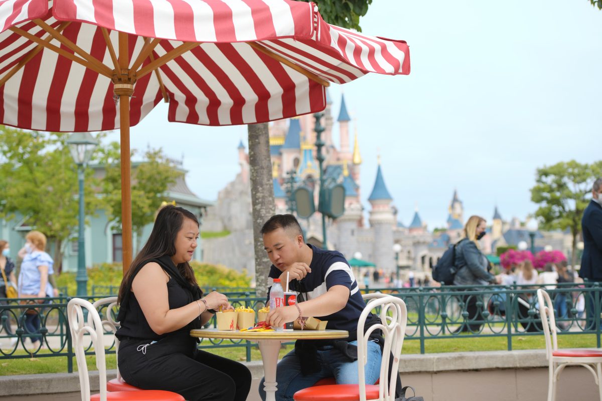 Galleria foto 'La nuova normalità di Disneyland Paris: mascherine e selfie con i personaggi. La magia? È garantita' - foto 4