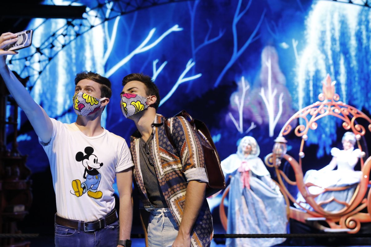La nuova normalità di Disneyland Paris: mascherine e selfie con i personaggi. La magia? È garantita La nuova normalità di Disneyland Paris: mascherine e selfie con i personaggi. La magia? È garantita