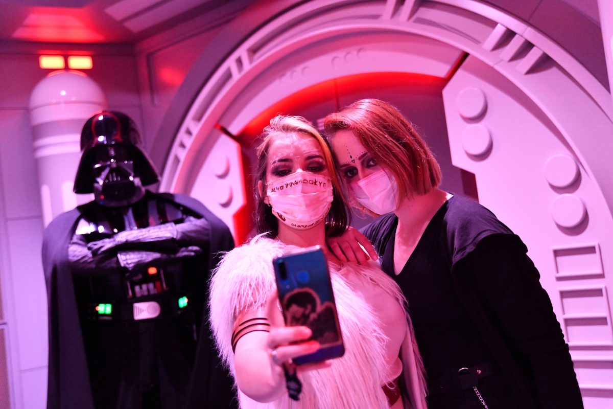 Galleria foto 'La nuova normalità di Disneyland Paris: mascherine e selfie con i personaggi. La magia? È garantita' - foto 2