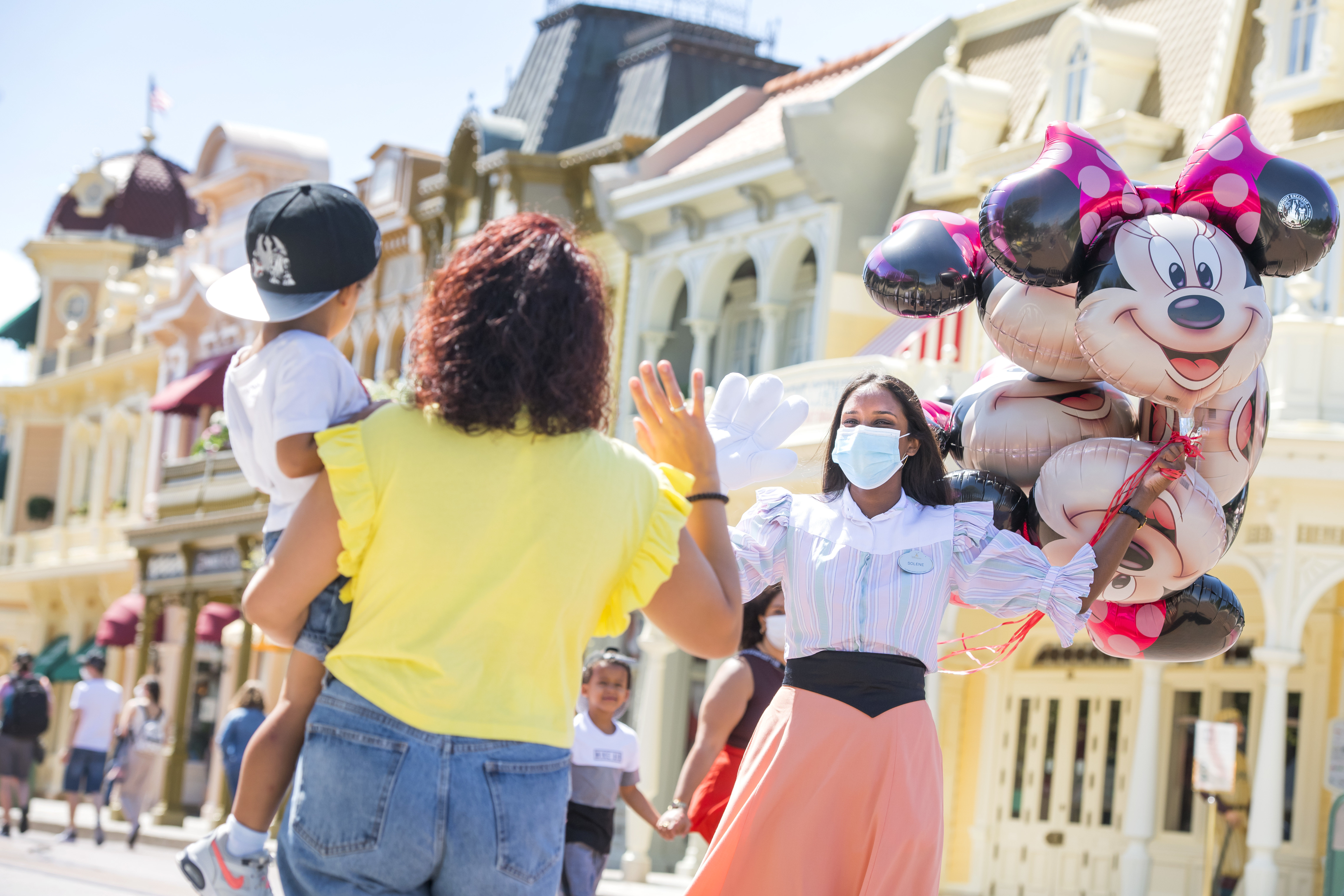 La nuova normalità di Disneyland Paris: mascherine e selfie con i personaggi. La magia? È garantita La nuova normalità di Disneyland Paris: mascherine e selfie con i personaggi. La magia? È garantita