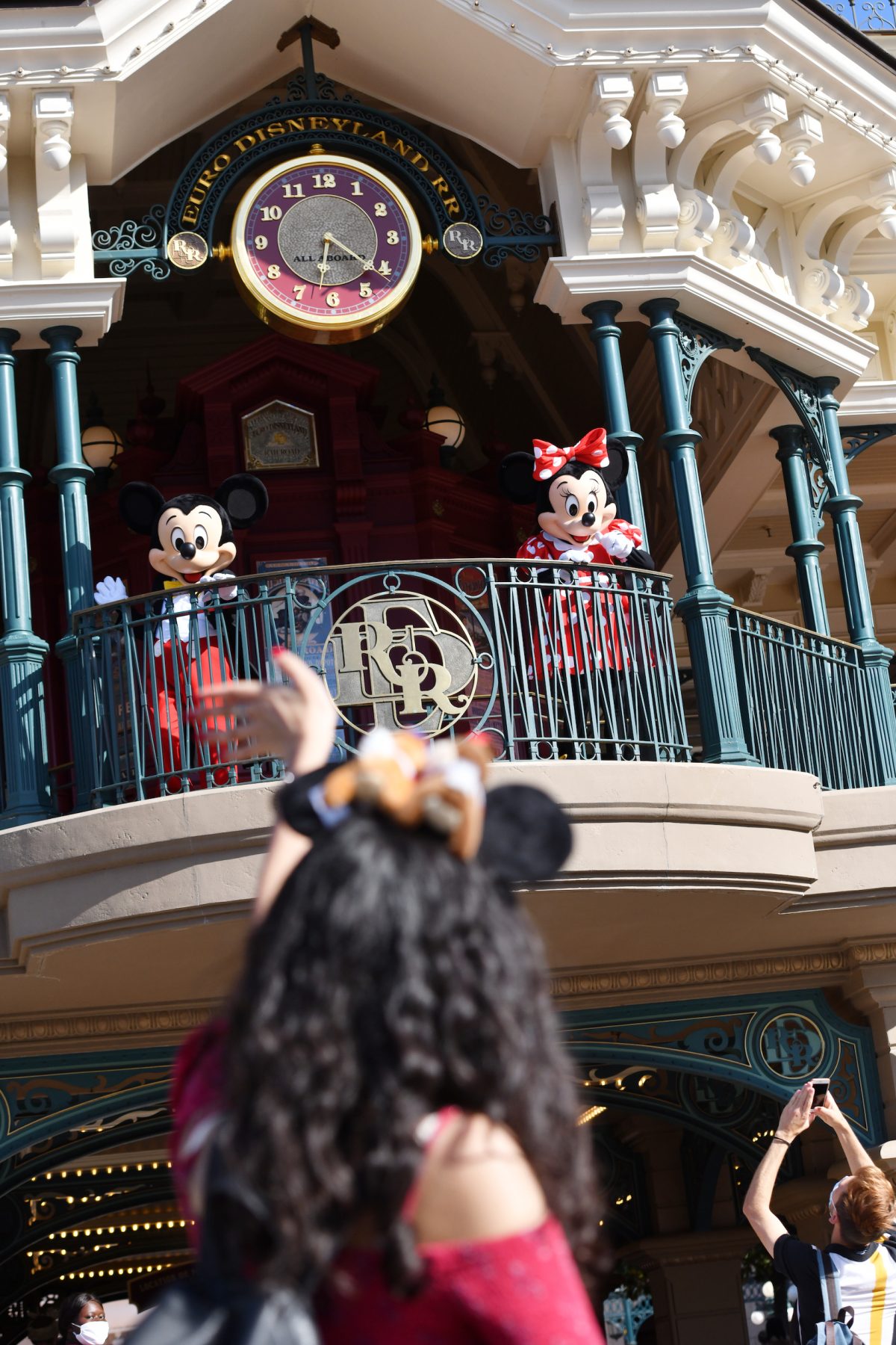 Galleria foto 'La nuova normalità di Disneyland Paris: mascherine e selfie con i personaggi. La magia? È garantita' - foto 12