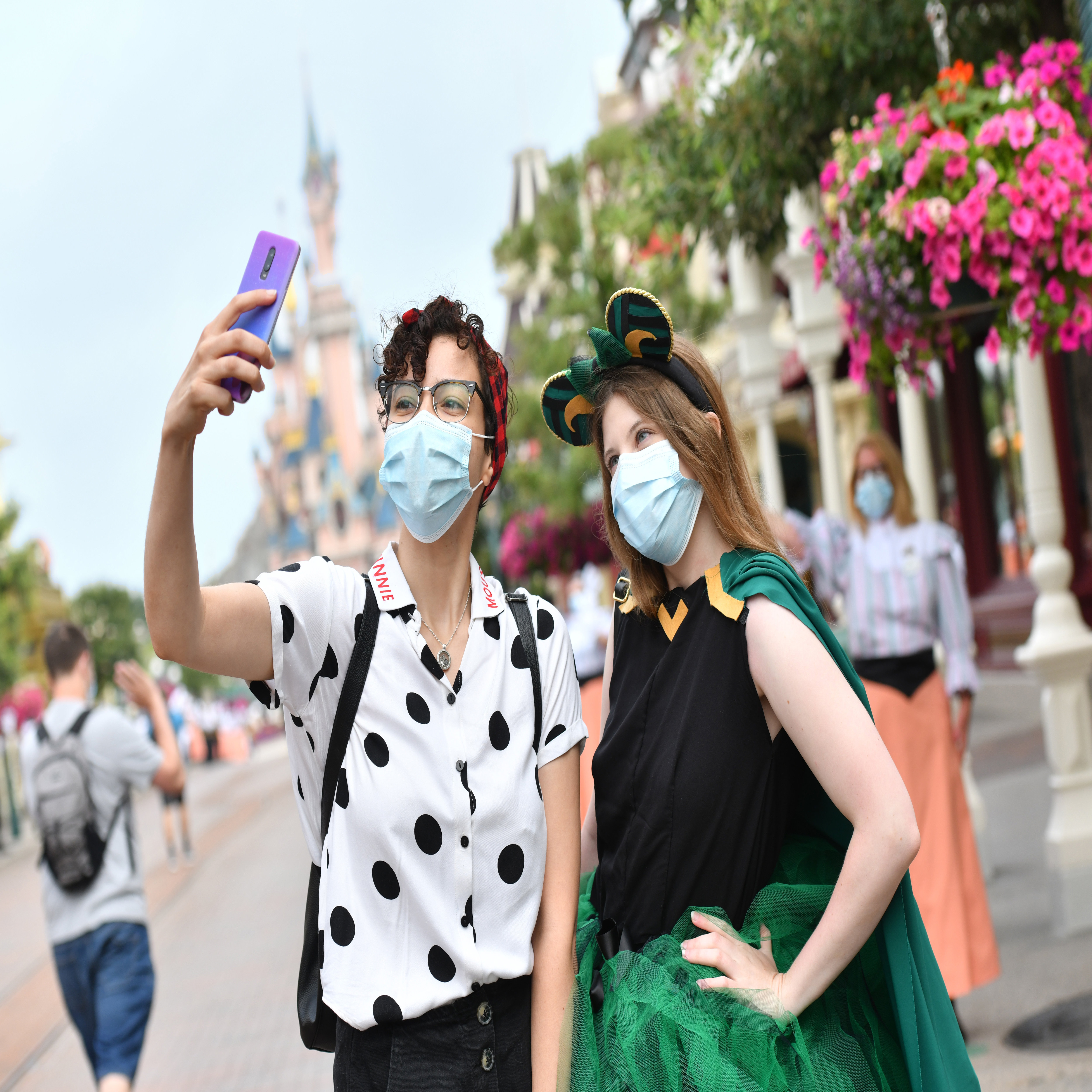 La nuova normalità di Disneyland Paris: mascherine e selfie con i personaggi. La magia? È garantita La nuova normalità di Disneyland Paris: mascherine e selfie con i personaggi. La magia? È garantita