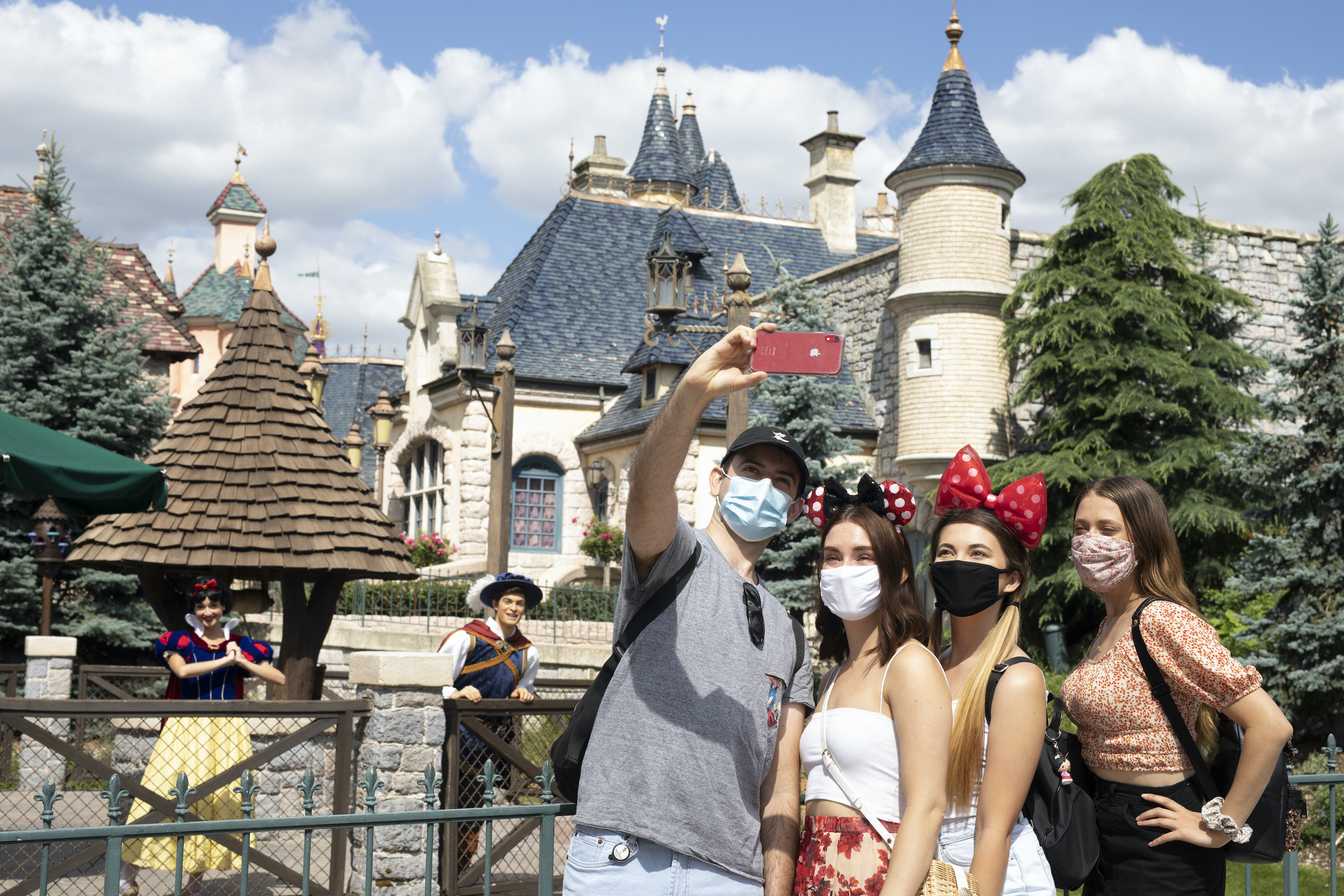 La nuova normalità di Disneyland Paris: mascherine e selfie con i personaggi. La magia? È garantita La nuova normalità di Disneyland Paris: mascherine e selfie con i personaggi. La magia? È garantita