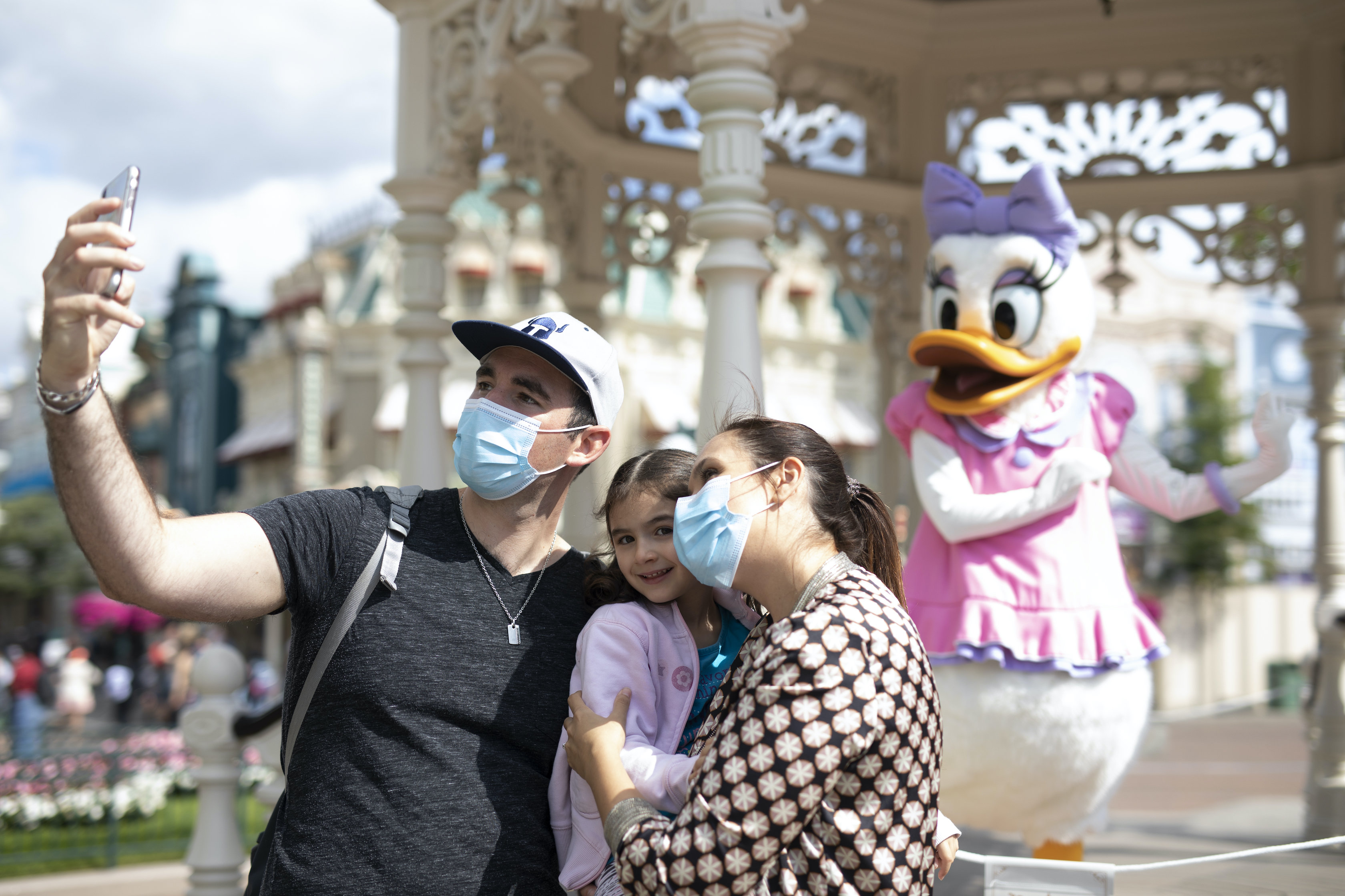 La nuova normalità di Disneyland Paris: mascherine e selfie con i personaggi. La magia? È garantita La nuova normalità di Disneyland Paris: mascherine e selfie con i personaggi. La magia? È garantita