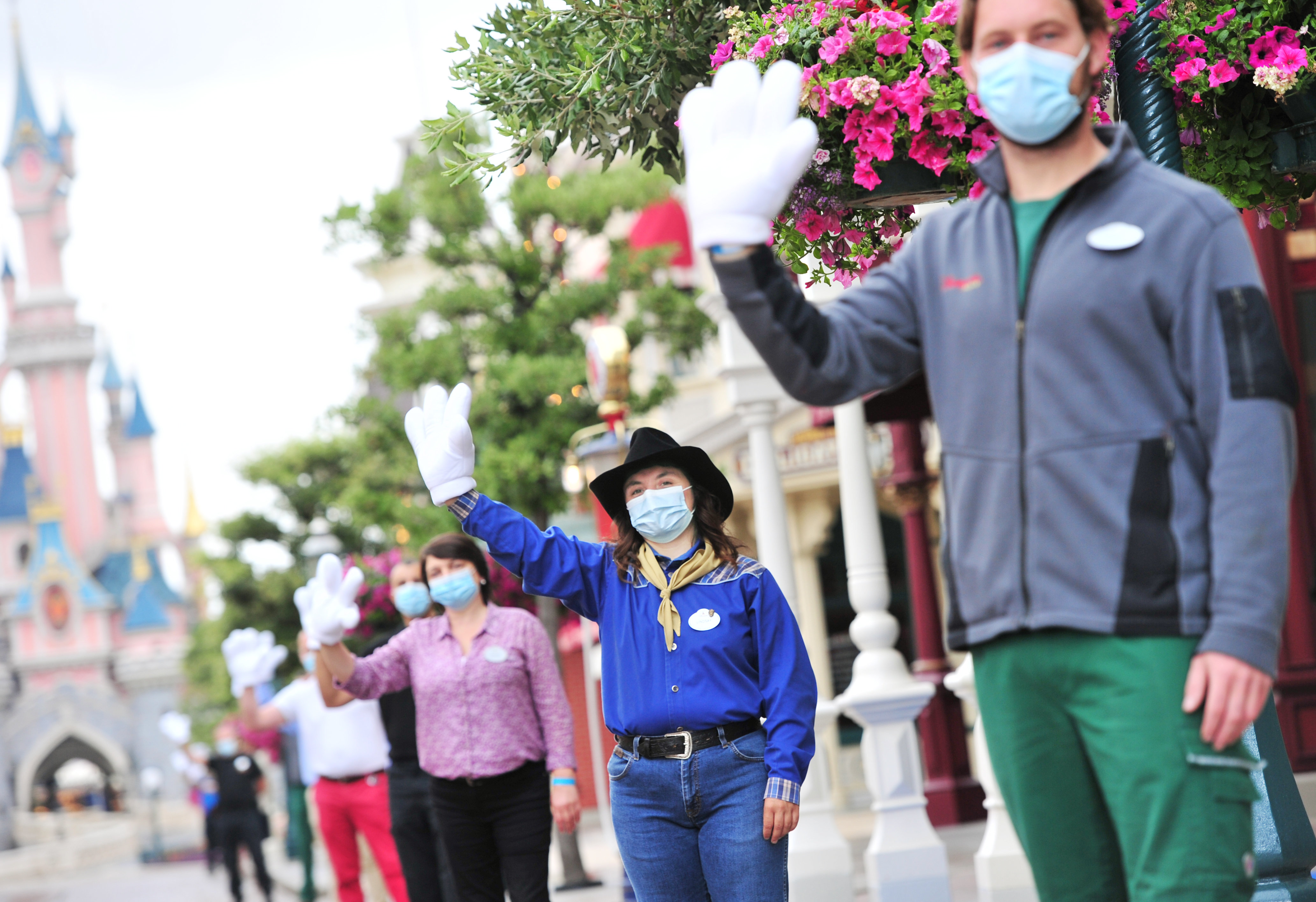 La nuova normalità di Disneyland Paris: mascherine e selfie con i personaggi. La magia? È garantita La nuova normalità di Disneyland Paris: mascherine e selfie con i personaggi. La magia? È garantita