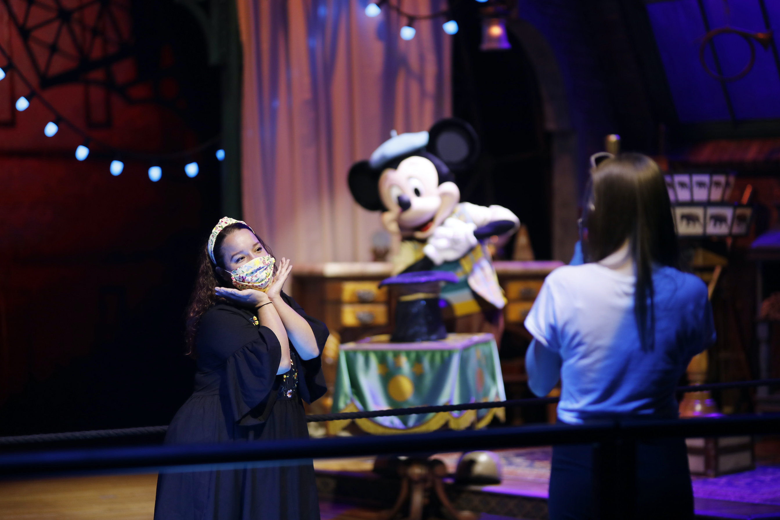 La nuova normalità di Disneyland Paris: mascherine e selfie con i personaggi. La magia? È garantita La nuova normalità di Disneyland Paris: mascherine e selfie con i personaggi. La magia? È garantita