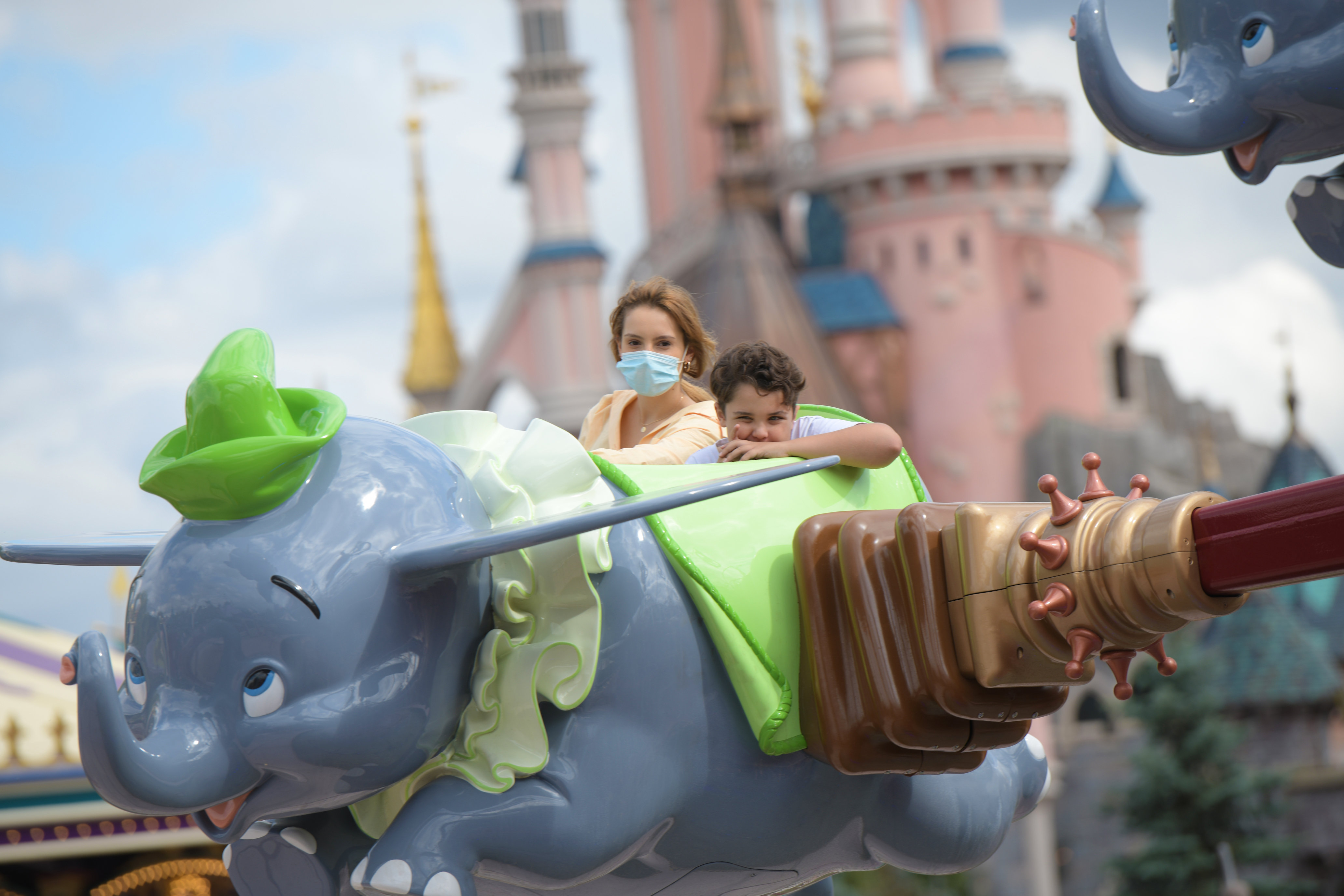 La nuova normalità di Disneyland Paris: mascherine e selfie con i personaggi. La magia? È garantita La nuova normalità di Disneyland Paris: mascherine e selfie con i personaggi. La magia? È garantita