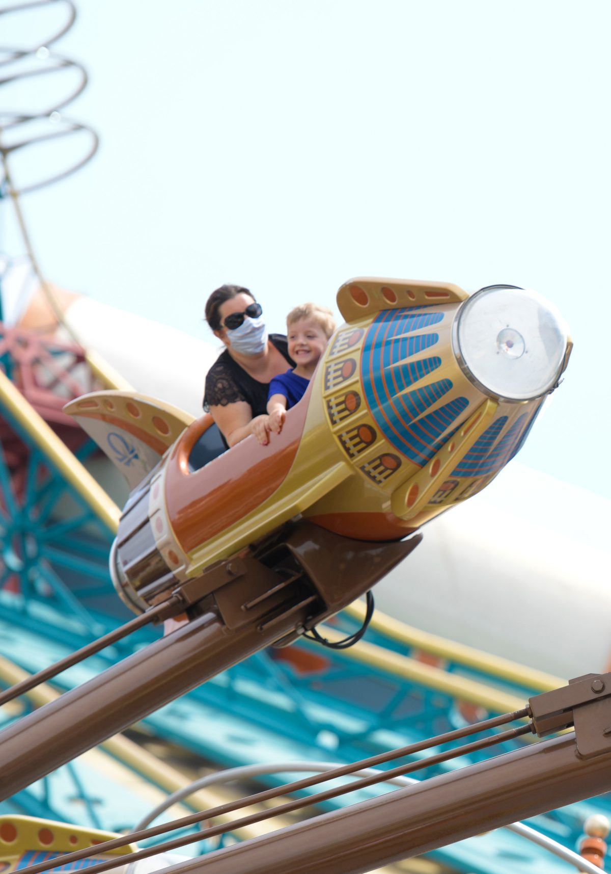 Galleria foto 'La nuova normalità di Disneyland Paris: mascherine e selfie con i personaggi. La magia? È garantita' - foto 1