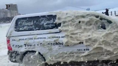 Maltempo a Cape Town, la città si imbianca. Ma è schiuma marina