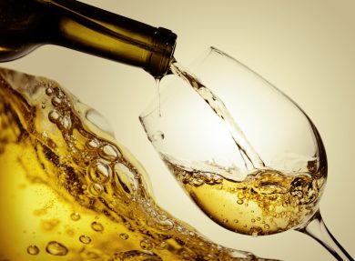 Estate in bianco: guida alla scelta del vino giusto