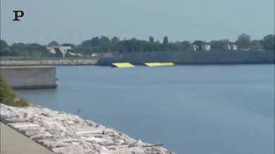 Mose, spuntano dall’acqua le paratoie: il video della prova generale