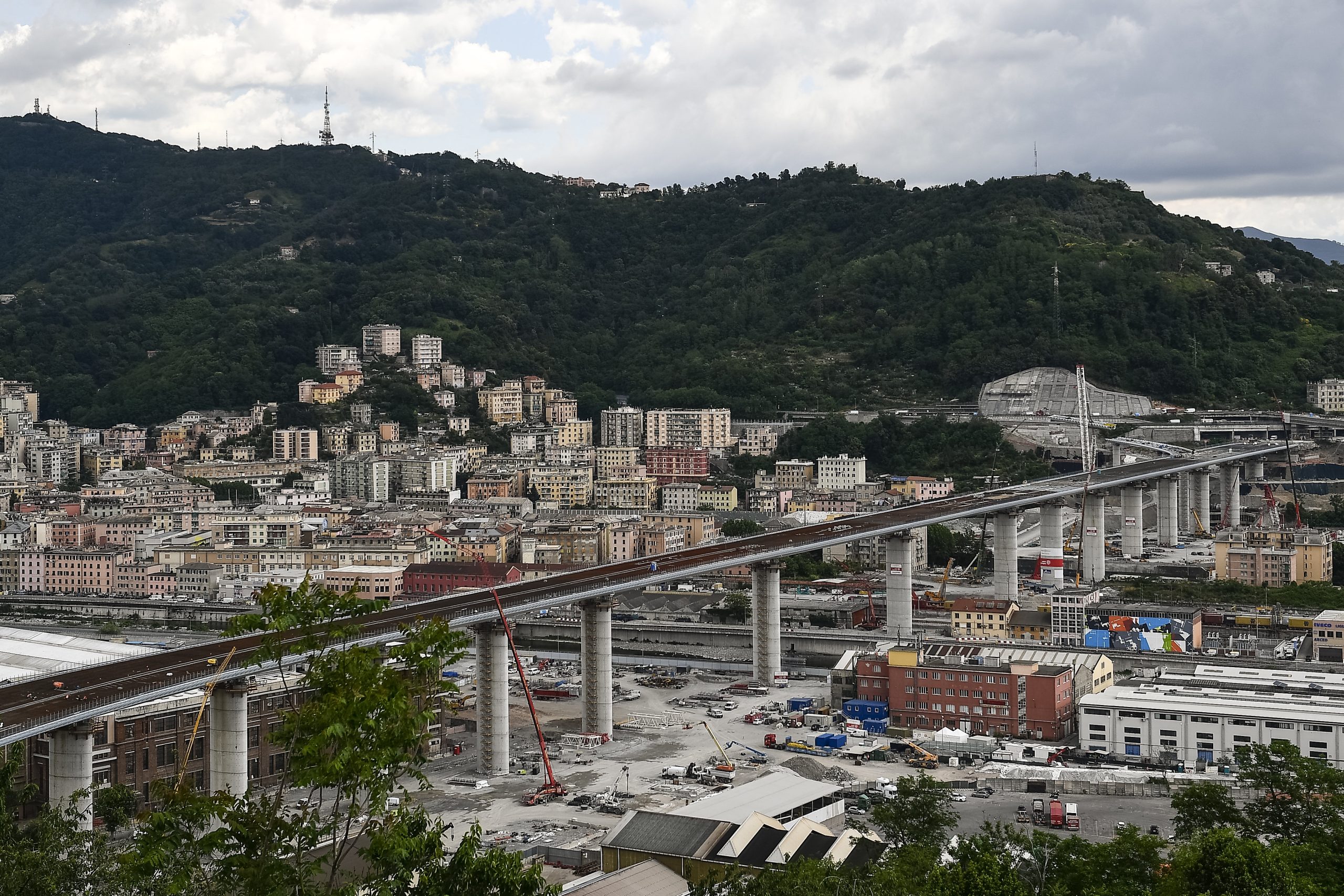 Ponte Morandi, le promesse dei politici contro Autostrade per l’Italia