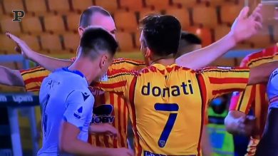 Il morso del laziale Patric al giocatore del Lecce Donati