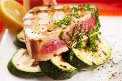 Cuciniamo insieme: tocchetti di tonno con zucchine, zafferano e menta