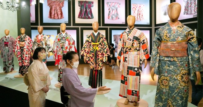 Kimono o hanbok, la moda trasforma gli abiti tradizionali orientali in capi streetstyle Kimono o hanbok, la moda trasforma gli abiti tradizionali orientali in capi streetstyle