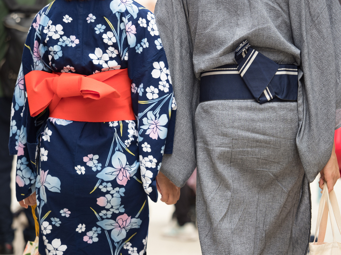 Kimono o hanbok, la moda trasforma gli abiti tradizionali orientali in capi streetstyle Kimono o hanbok, la moda trasforma gli abiti tradizionali orientali in capi streetstyle