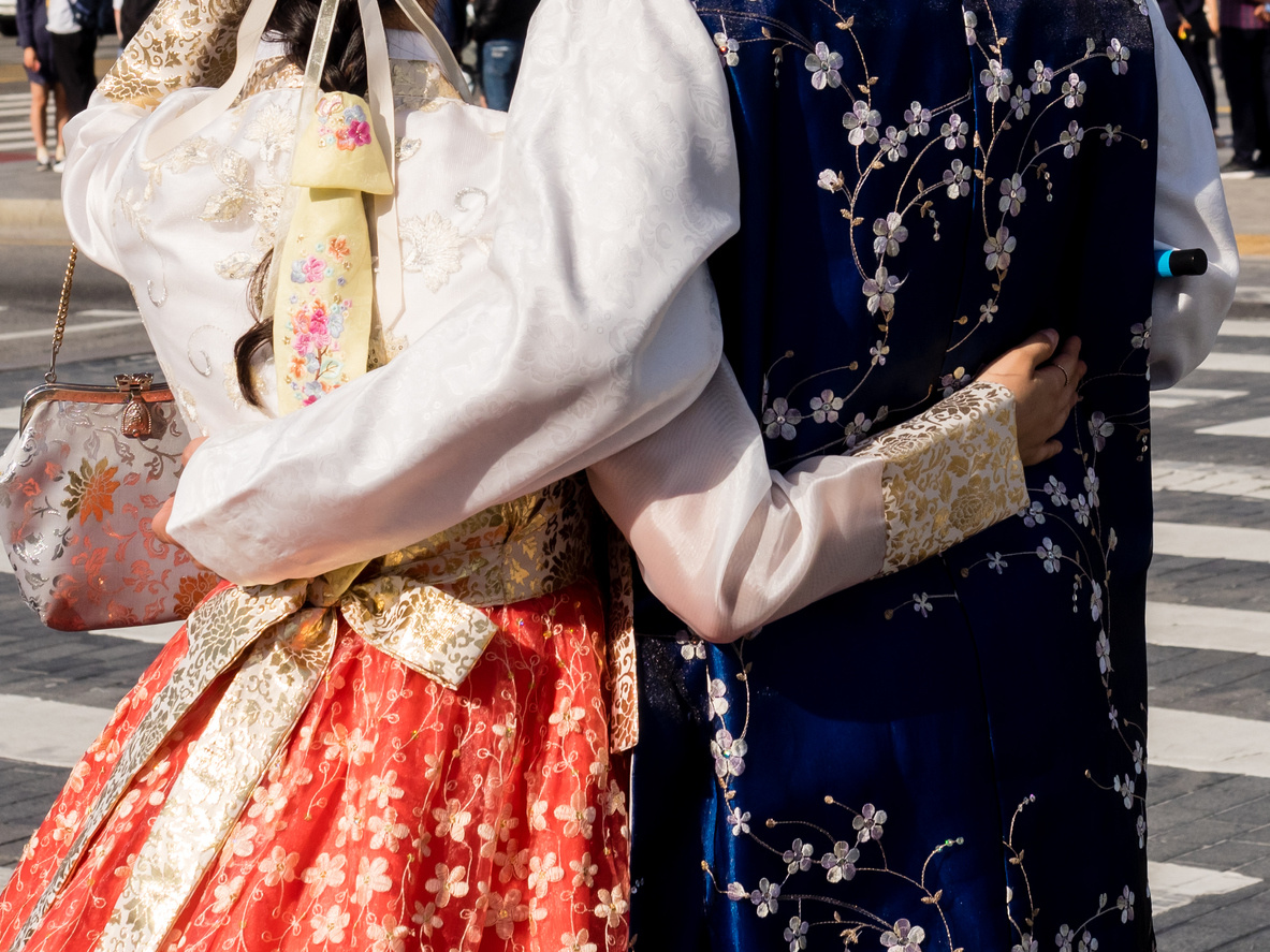 Kimono o hanbok, la moda trasforma gli abiti tradizionali orientali in capi streetstyle Kimono o hanbok, la moda trasforma gli abiti tradizionali orientali in capi streetstyle
