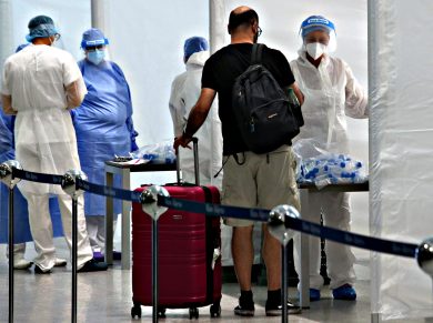 Il caos tamponi negli aeroporti lombardi è anche una discrimazione politica