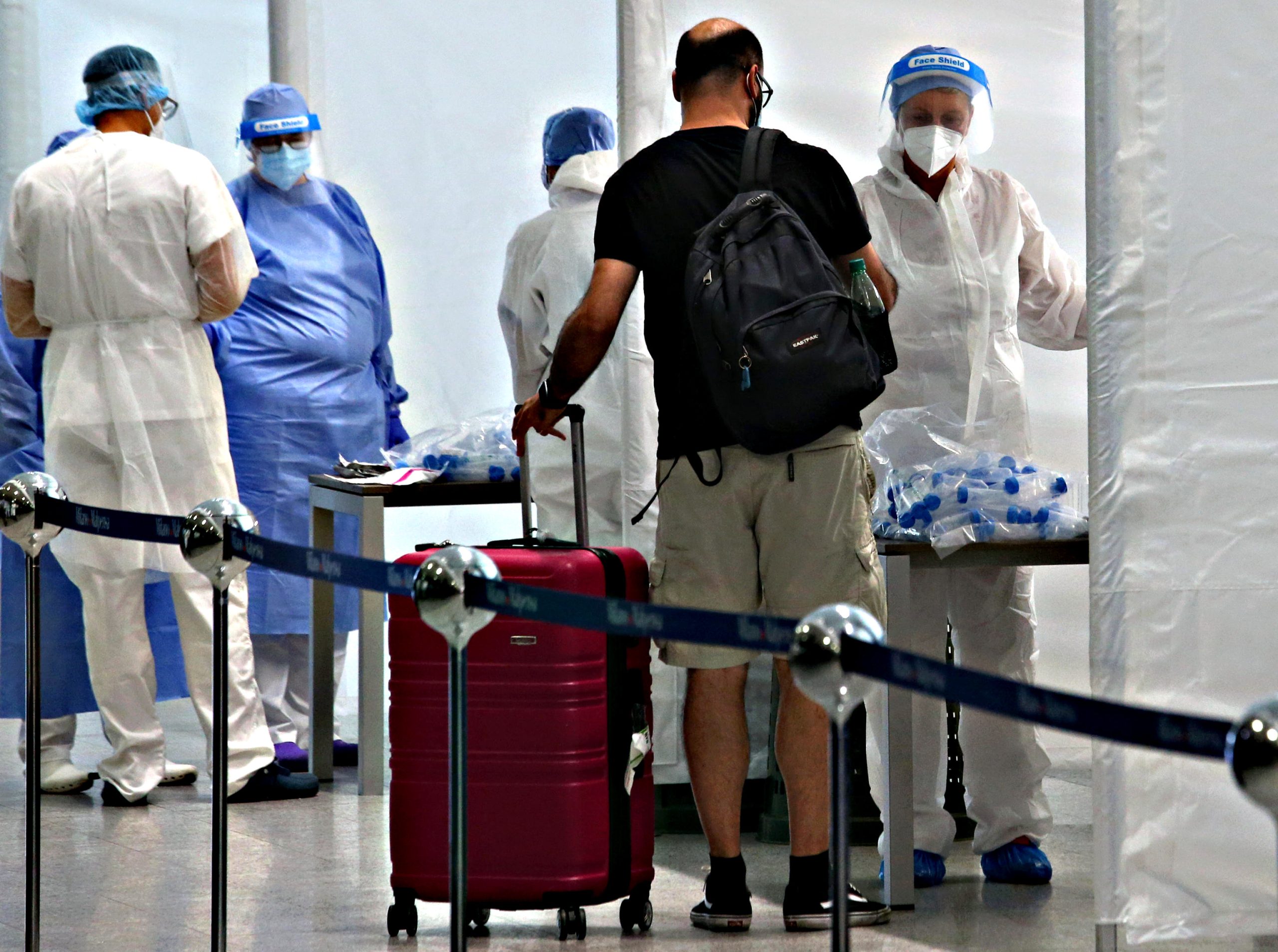 Il caos tamponi negli aeroporti lombardi è anche una discrimazione politica