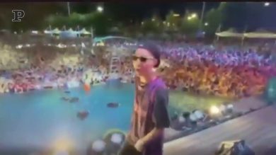 Wuhan, in migliaia all’acquapark senza mascherine e distanziamento