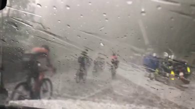 Grandinata sui ciclisti al Giro del Delfinato | video