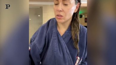 Alyssa Milano mostra che perde i capelli per il Covid-19