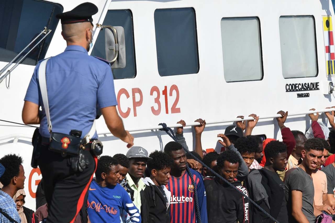 L’impossibile gestione dei migranti tra pregiudicati e positivi al Covid