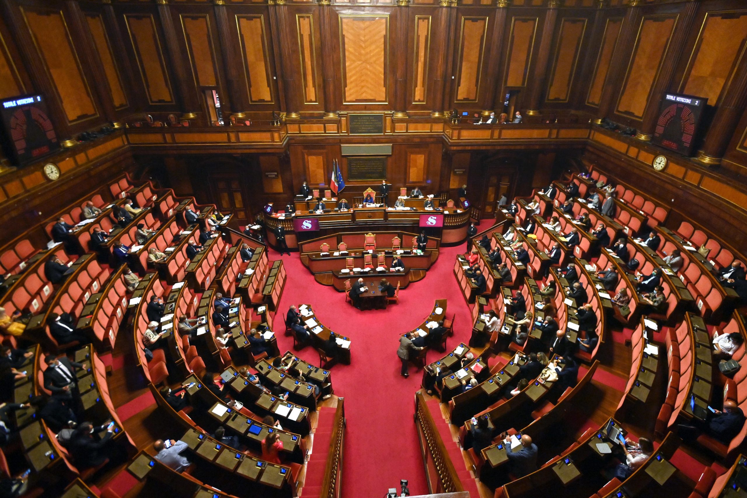 Quanto guadagna un politico in Italia, gli stipendi dal parlamentare al consigliere comunale