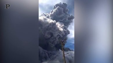 L’eruzione del vulcano Sinabung in Indonesia