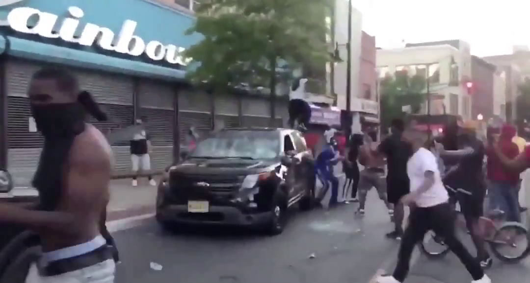 “Amico, per favore, non sparare” Le ultime parole di George Floyd nel video di Daily Mail “Amico, per favore, non sparare” Le ultime parole di George Floyd nel video di Daily Mail