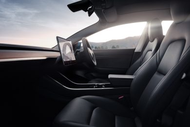 O guidi o sistemi il tergicristallo. Il paradosso del codice della strada e la multa all’uomo con la Tesla