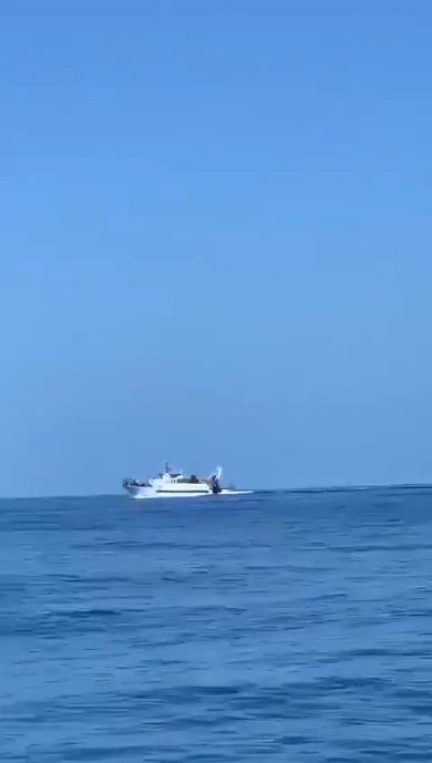 Peschereccio tunisno sperona motovedetta della Guardia di Finanza | video