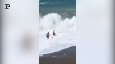 Milazzo, le onde alte più di 7 metri sormontano i soccorritori | video