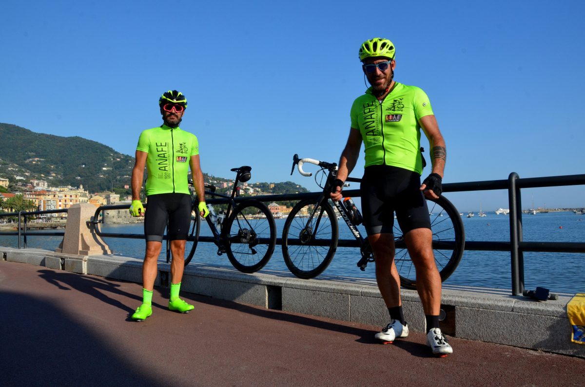 Galleria foto 'Un’impresa sui pedali per sostenere la sigaretta elettronica' - foto 37