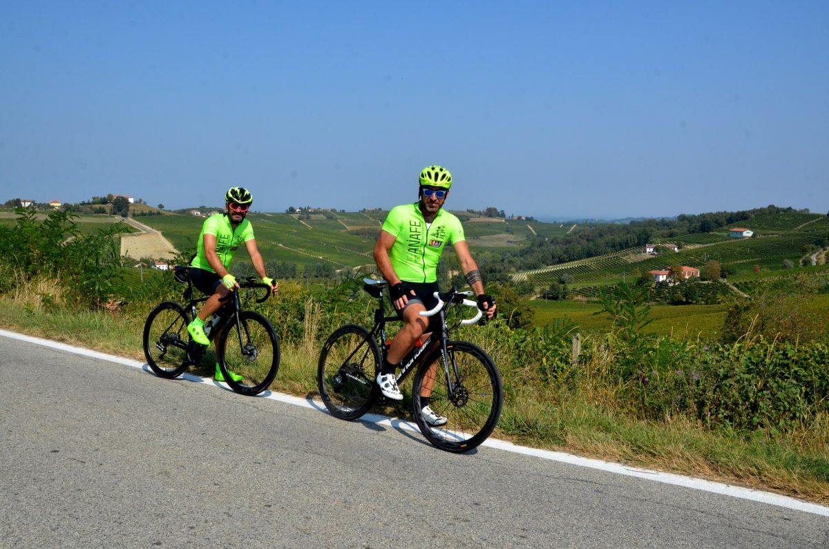 Galleria foto 'Un’impresa sui pedali per sostenere la sigaretta elettronica' - foto 31