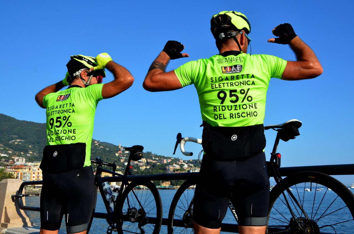 Galleria foto 'Un’impresa sui pedali per sostenere la sigaretta elettronica' - foto 52