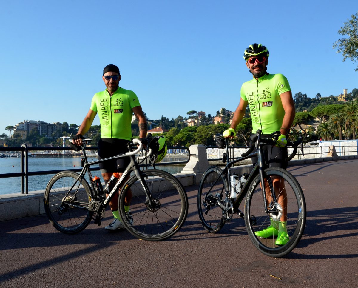 Galleria foto 'Un’impresa sui pedali per sostenere la sigaretta elettronica' - foto 5