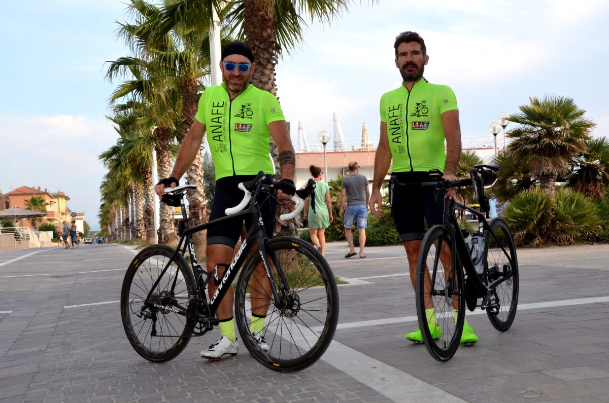 Galleria foto 'Un’impresa sui pedali per sostenere la sigaretta elettronica' - foto 3