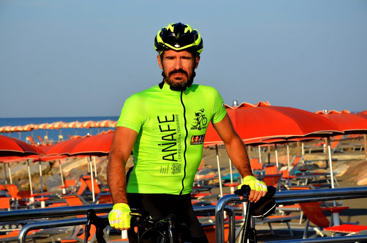 Galleria foto 'Un’impresa sui pedali per sostenere la sigaretta elettronica' - foto 13