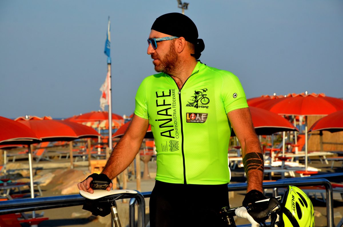 Galleria foto 'Un’impresa sui pedali per sostenere la sigaretta elettronica' - foto 14