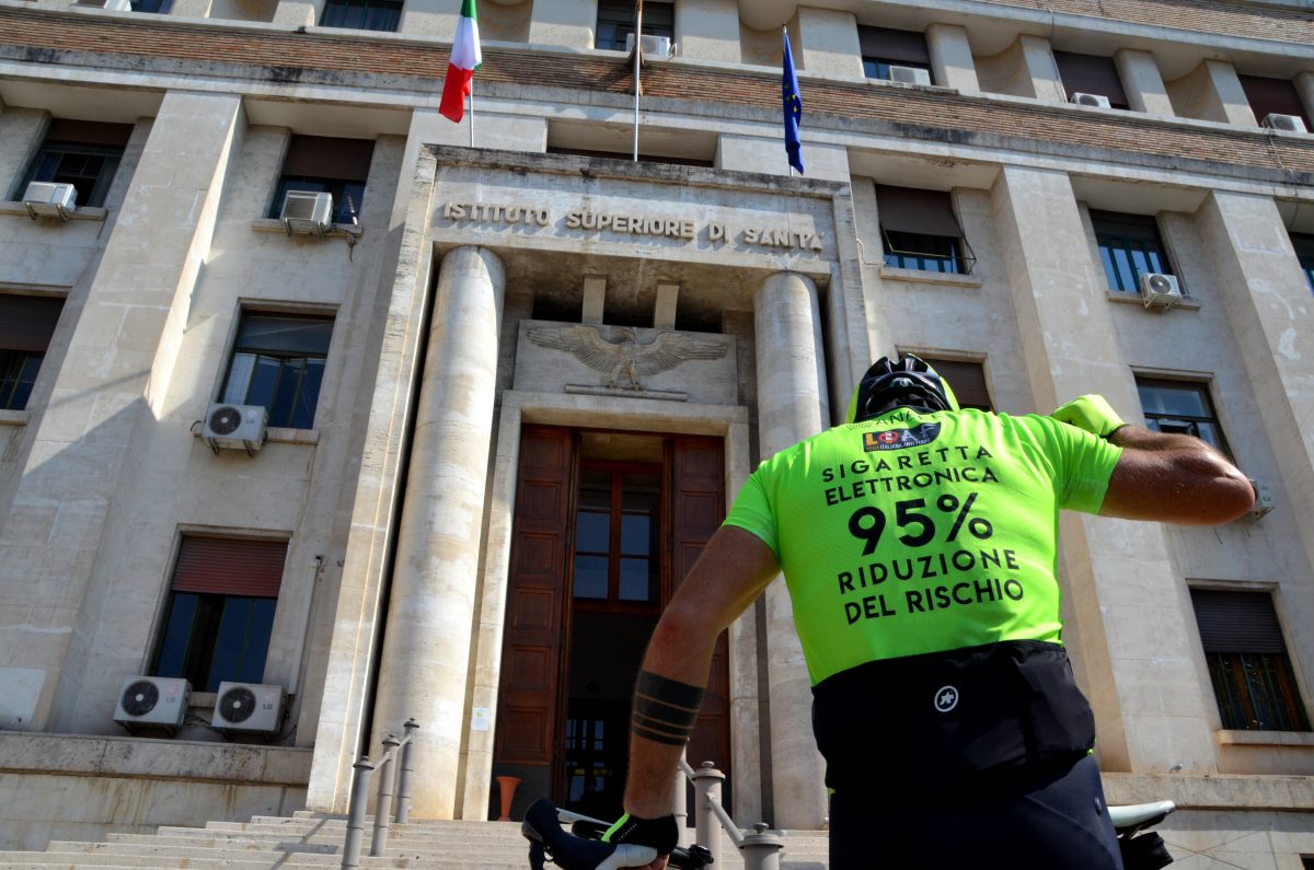 Galleria foto 'Un’impresa sui pedali per sostenere la sigaretta elettronica' - foto 20