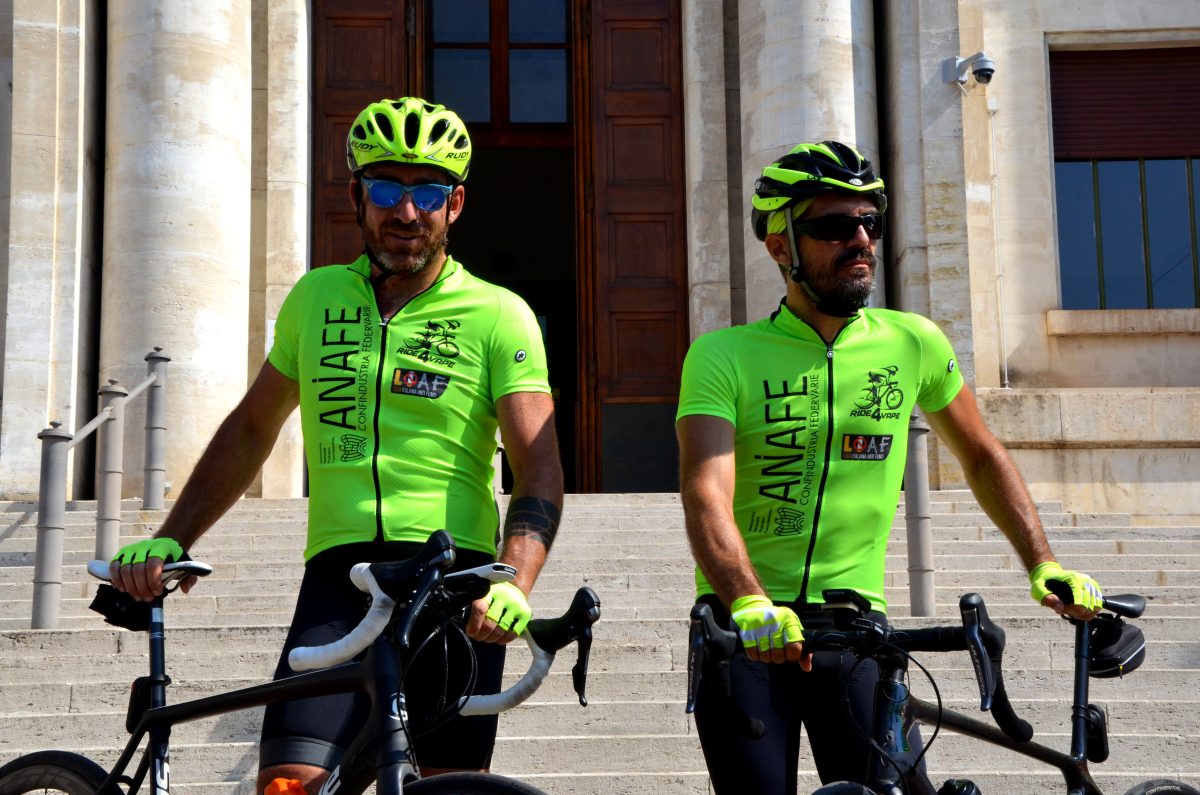 Galleria foto 'Un’impresa sui pedali per sostenere la sigaretta elettronica' - foto 19