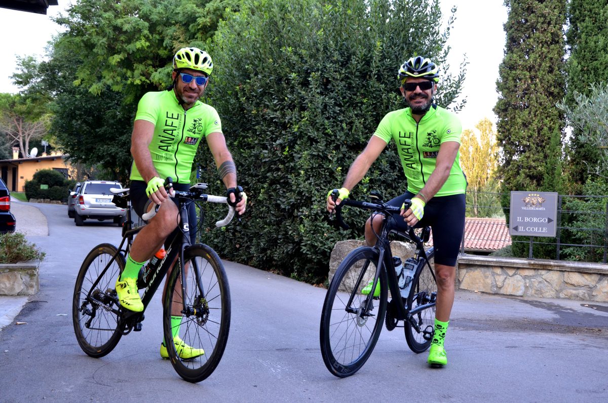 Galleria foto 'Un’impresa sui pedali per sostenere la sigaretta elettronica' - foto 1