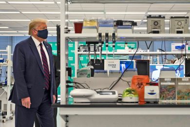 Tutti contro tutti nella guerra del vaccino