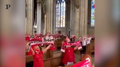 Germania, stadi chiusi: i tifosi del Colonia si riuniscono in duomo | video
