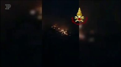 Andria, incendio in un magazzino: crollata parte della struttura | video