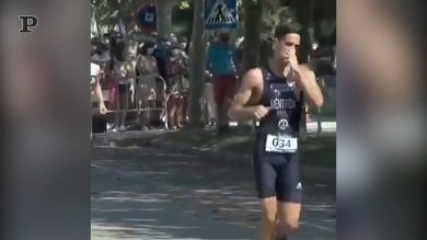 Triathlon, sbaglia strada a pochi passi dal traguardo, l’avversario lo aspetta | video
