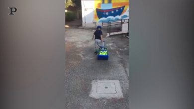 “Non camminerà mai”. Ma Sirio entra a scuola sulle sue gambe