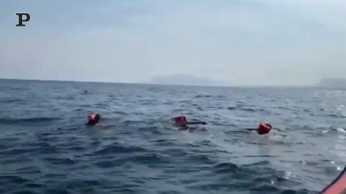 Palermo, i migranti si buttano in mare per protesta: il video